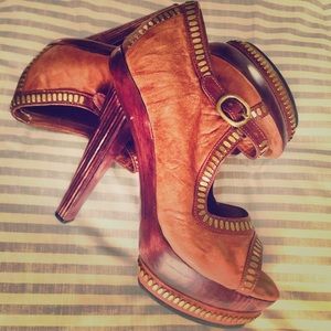 Beautiful Calleen Cordero brown leather heels 😍